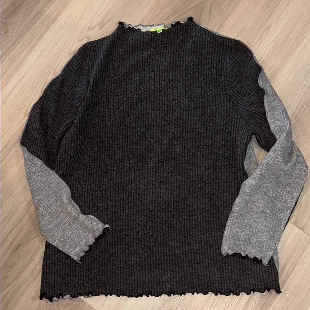Trisha Tyler Ribbed Sweater XL Black Front Gray Back Lightweight Ruffled Trim